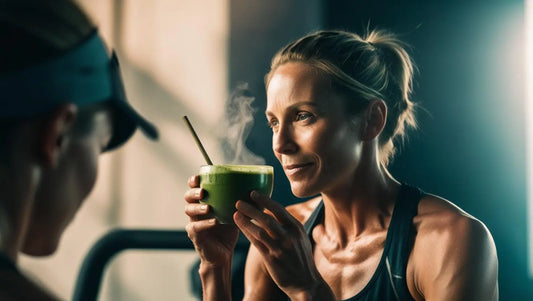 Personne qui boit un matcha lorsqu'il fait du sport